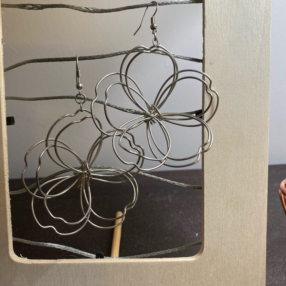 Flower wire earrings